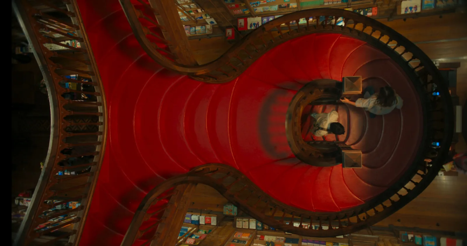 Heather e Jack visitam a Livraria Lello. Foto: Reprodução do filme O mapa que me leva até você da Amazon Prime Video.