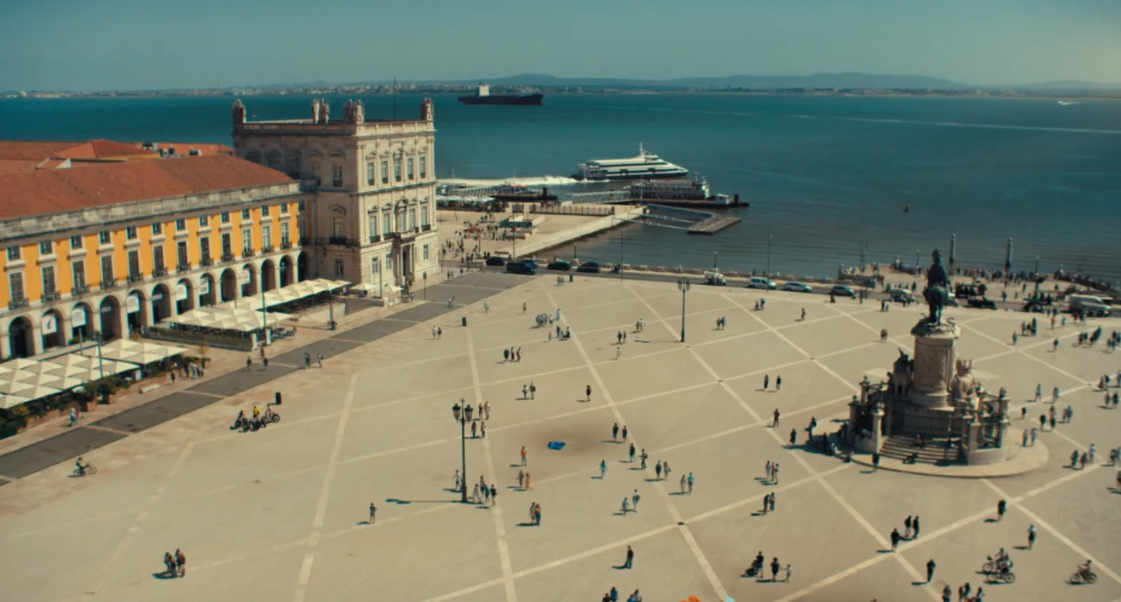 Visão panorâmica da Praça do Comércio, em Lisboa. Foto: Reprodução do filme O mapa que me leva até você da Amazon Prime Video.