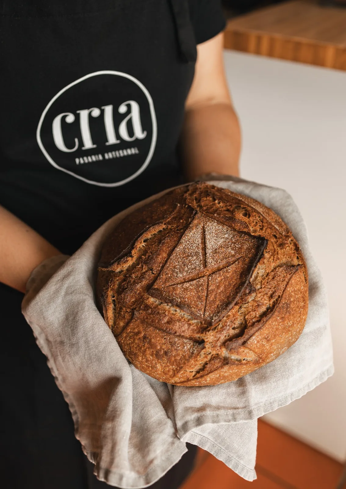 Pães de fermentação natural da Cria Padaria Artesanal, referência em sabor e tradição.
