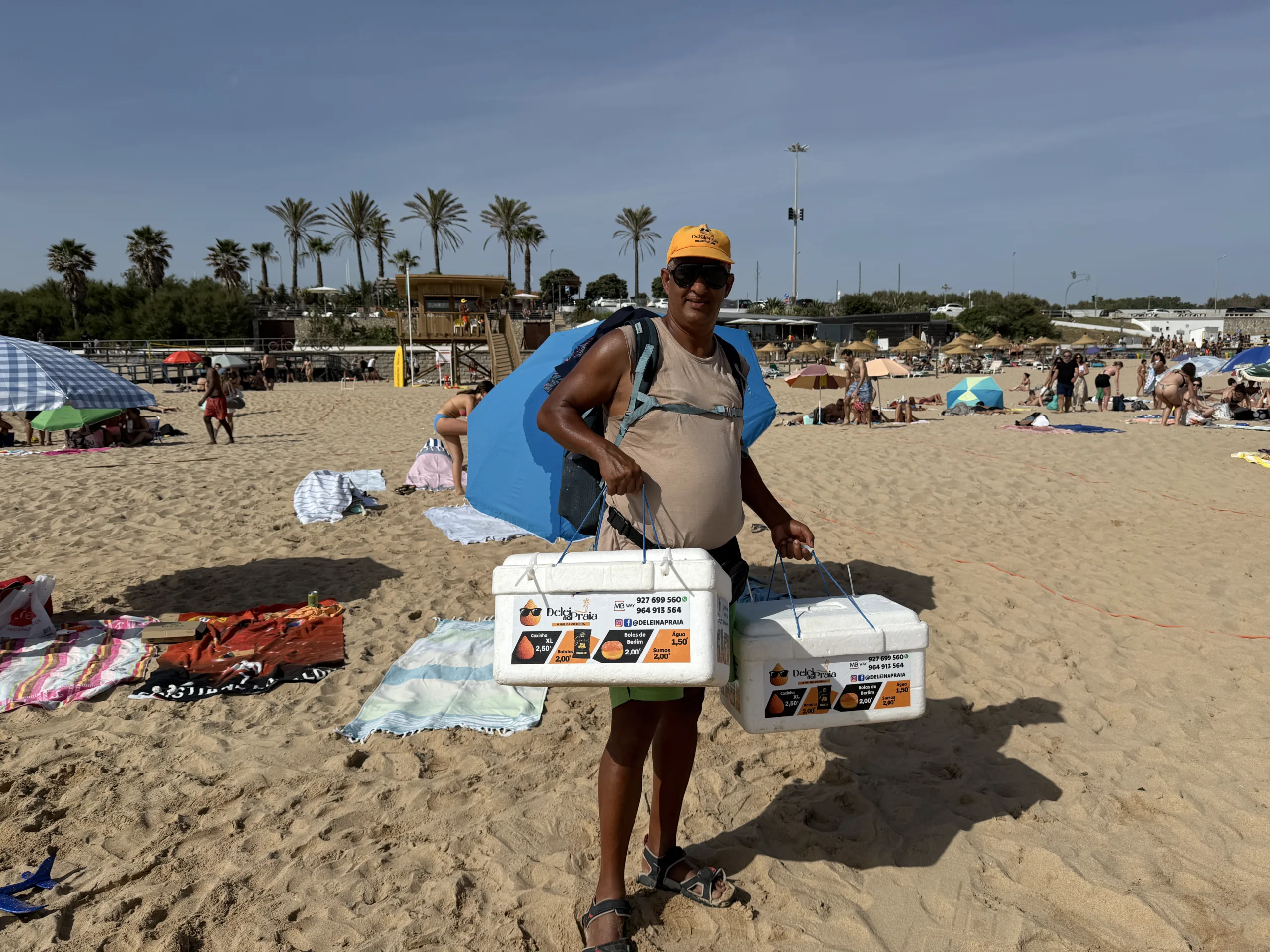 O brasileiro Delei Monteiro, fundador da marca Delei na Praia, vende de 150 a 200 bolas de berlim por dia. Crédito: Renata Telles