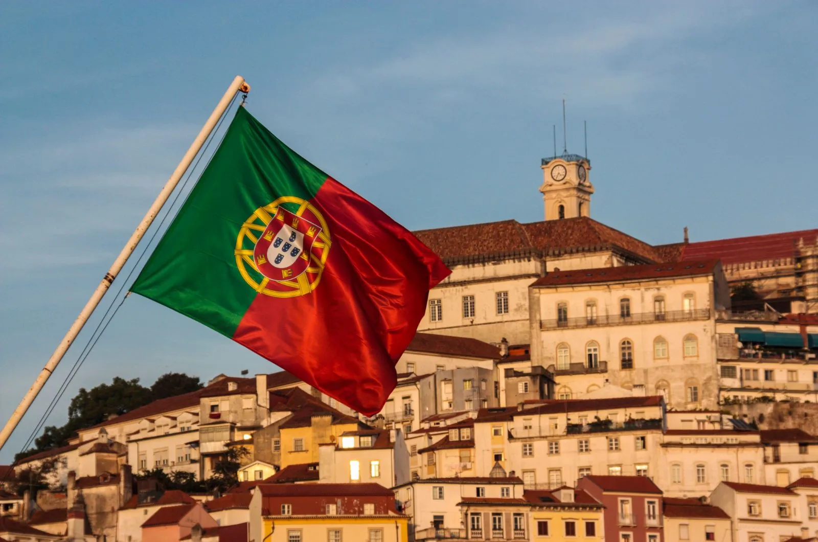 Cidade portuguesa é eleita o destino mais feliz do mundo para turistas. Crédito: Canva.