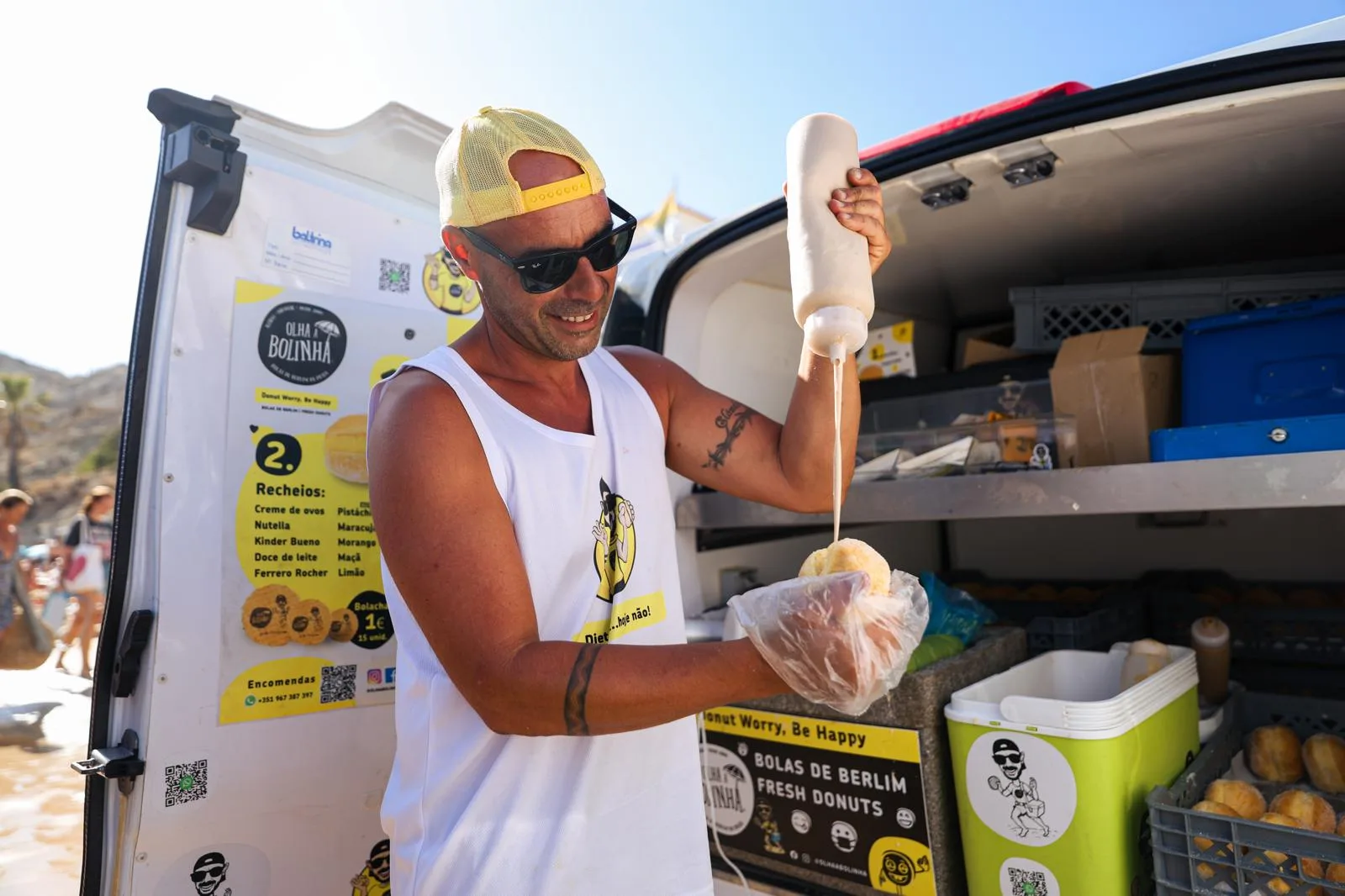 André Carmo, dono da empresa Olha a Bolinha, faz sucesso na praia do Burgau, no Algarve. Crédito: Arquivo pessoal