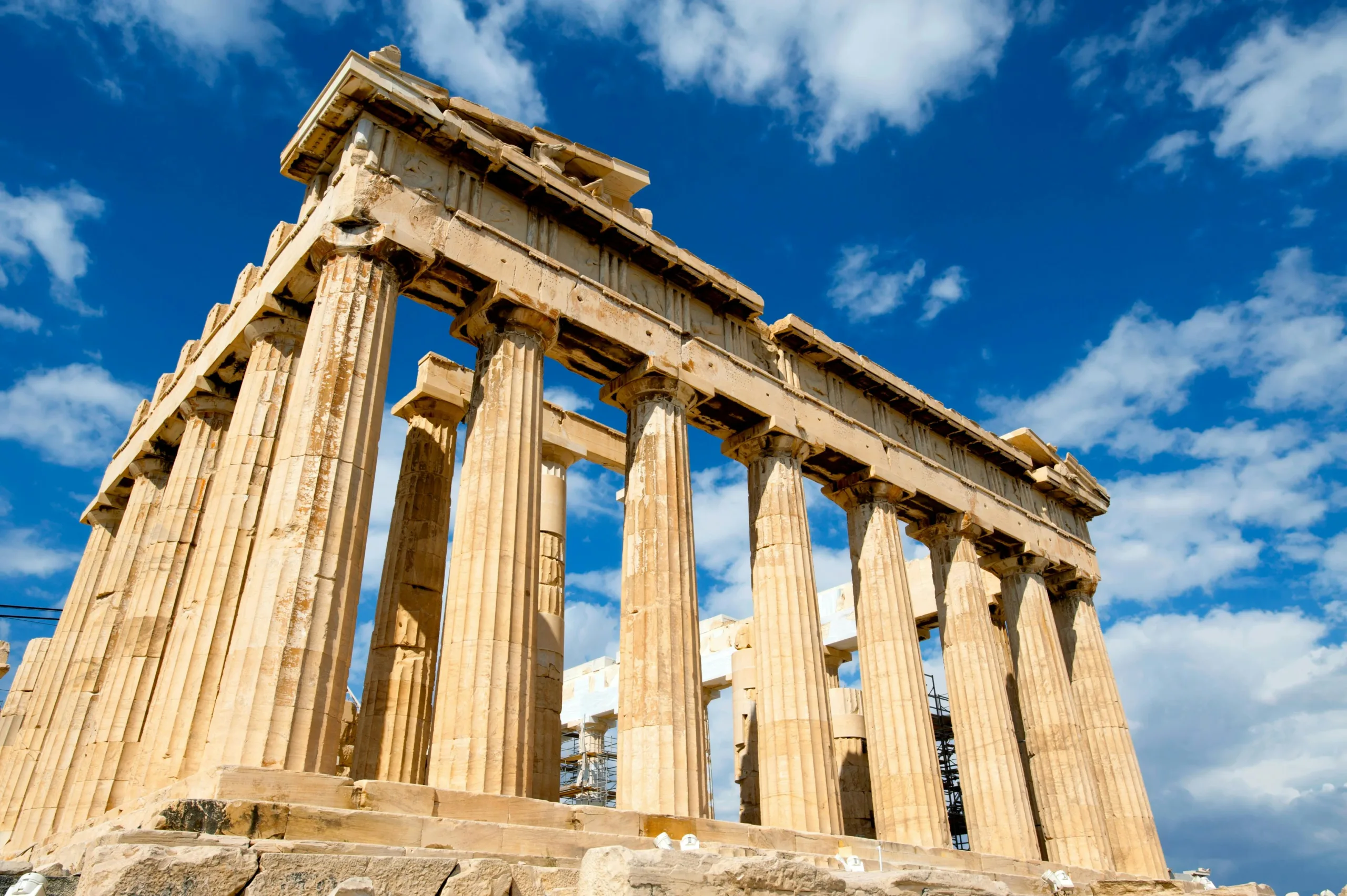 Atenas é perfeita para quem gosta de explorar atrações a pé. Crédito: Pexels.