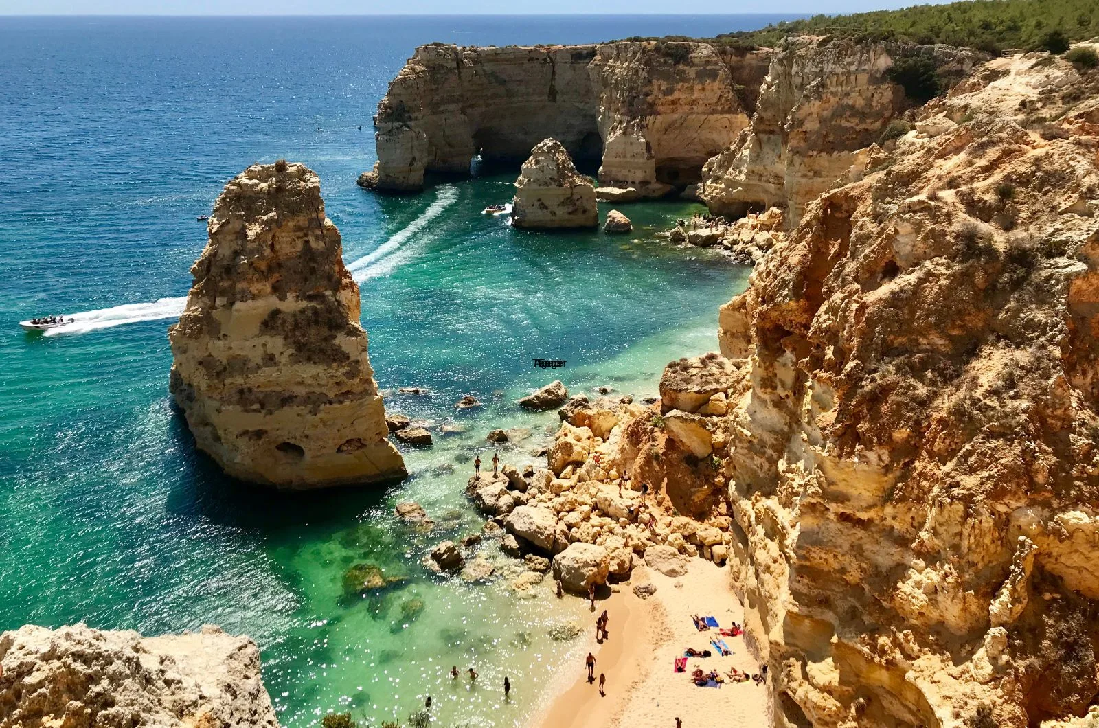 Algarve reserva praias paradisíacas. Crédito: Canva