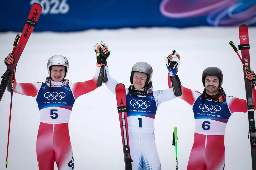 Lucas Pinheiro entre Marco Odermatt e Loic Meillard após vitória. Crédito: Rafael Bello/COB