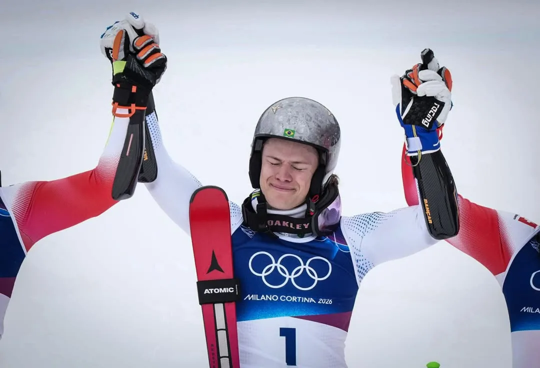 Lucas Pinheiro comemora medalha de ouro. Crédito: Rafael Bello/COB