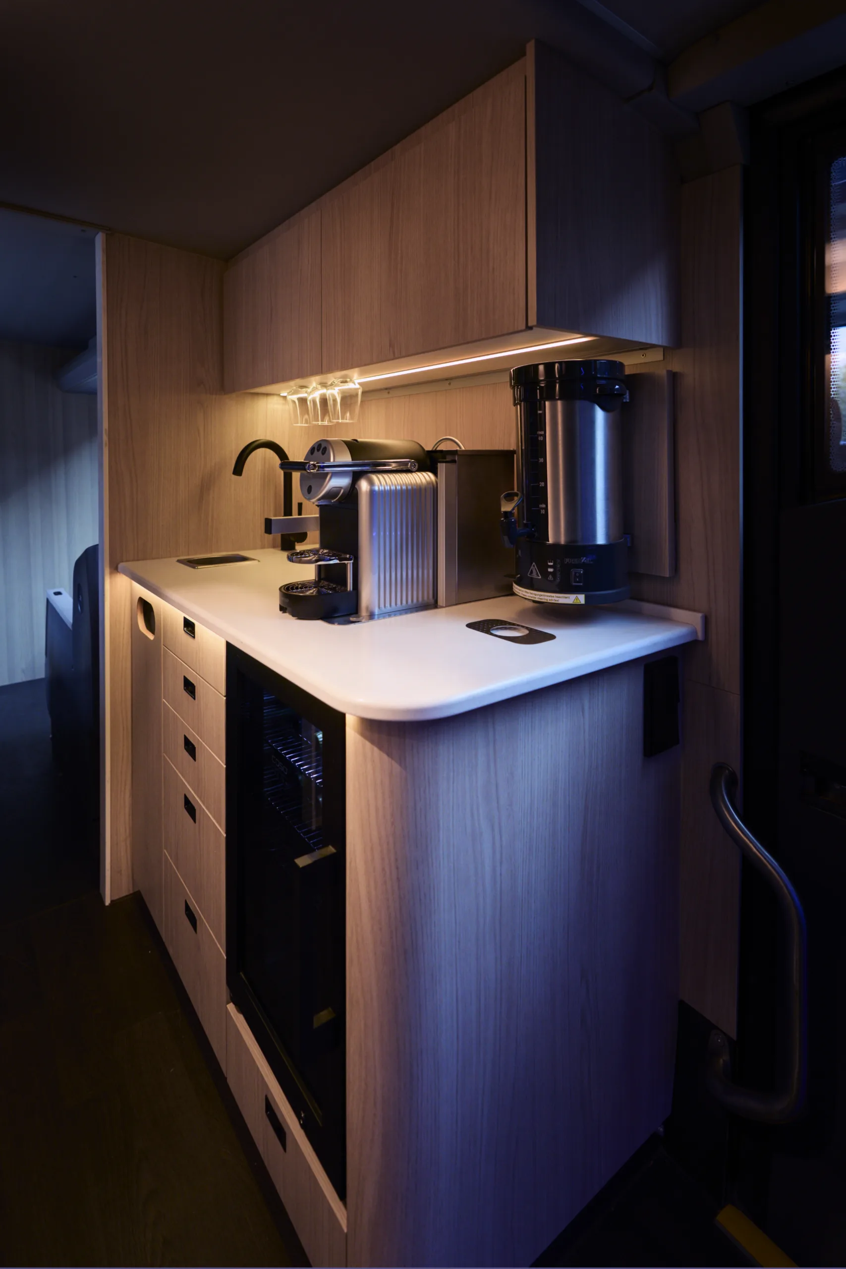 O veículo conta com mesa de apoio e um bar com água e café incluídos. Crédito: Divulgação/Remo Vettori